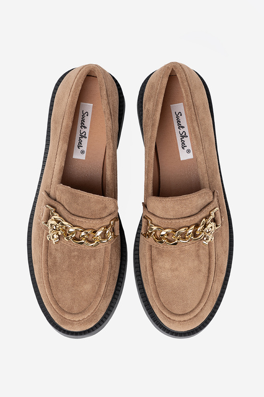 smilšu krāsas mokasīni z zeltainim łańcuchem.