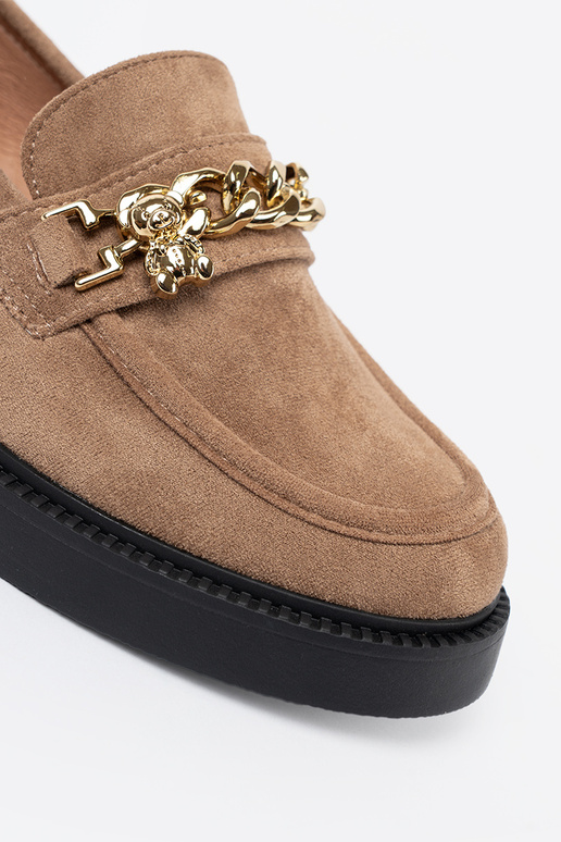 smilšu krāsas mokasīni z zeltainim łańcuchem.