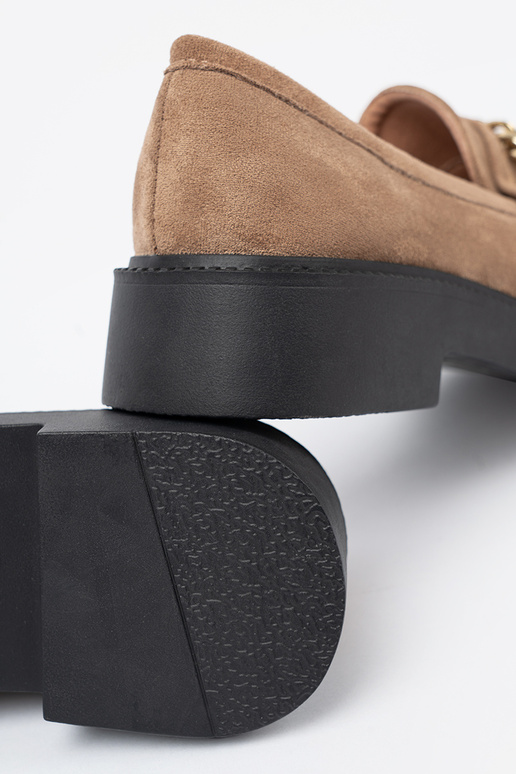 smilšu krāsas mokasīni z zeltainim łańcuchem.