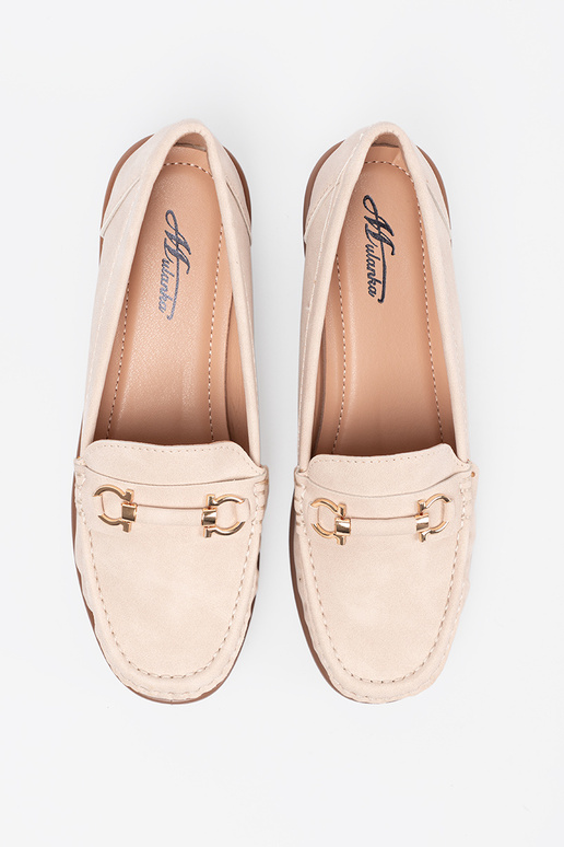 smilšu krāsas mokasīni uz ķīļa z ozdobnym łańcuszkiem