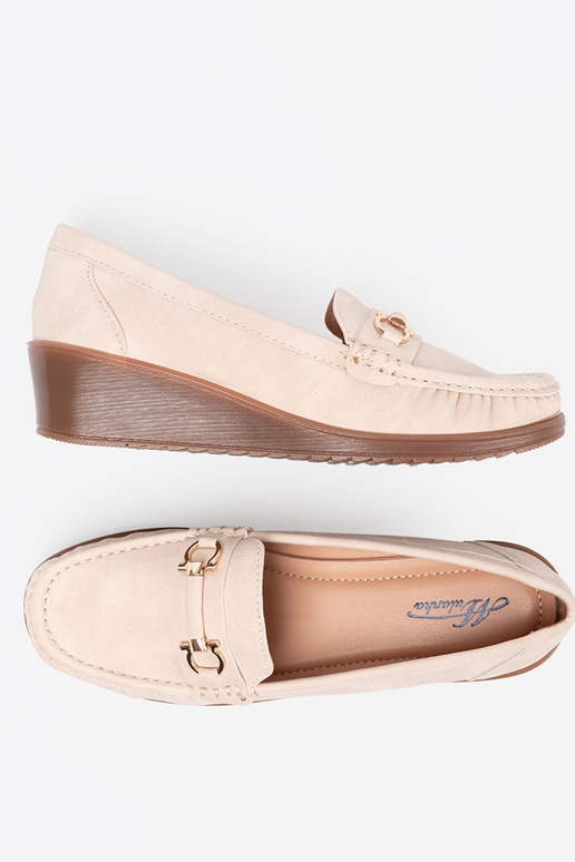 smilšu krāsas mokasīni uz ķīļa z ozdobnym łańcuszkiem