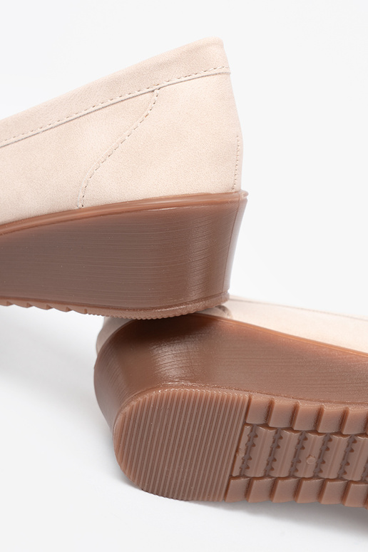 smilšu krāsas mokasīni uz ķīļa z ozdobnym łańcuszkiem