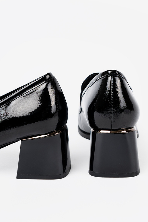 Laque kurpes ze Sudrabsm zdobieniem