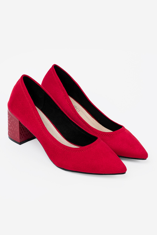 Eleganta stila puszābaki na ozdobnym słupku