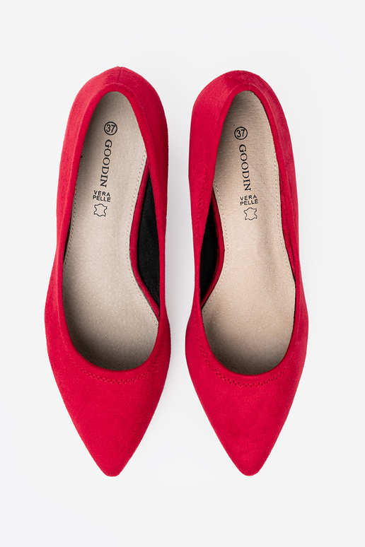 Eleganta stila puszābaki na ozdobnym słupku