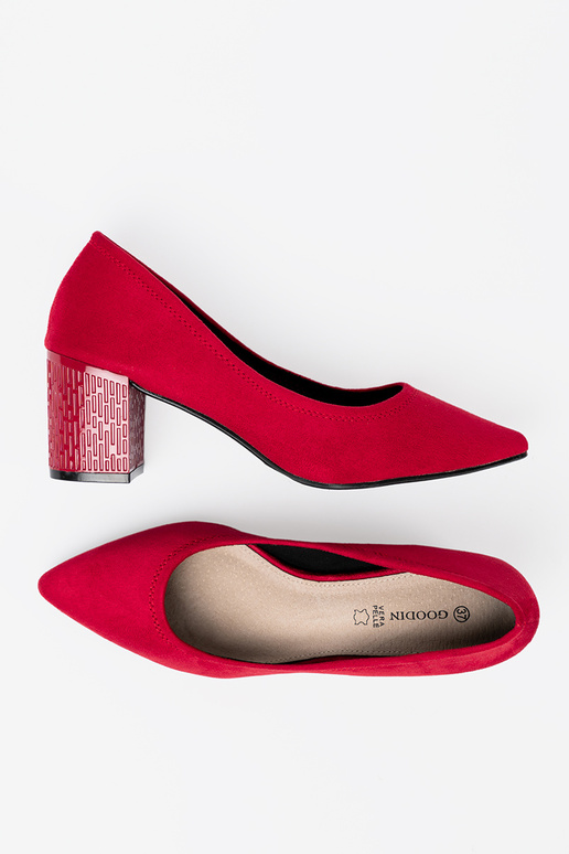 Eleganta stila puszābaki na ozdobnym słupku