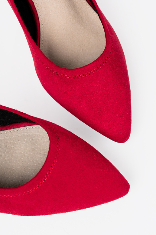 Eleganta stila puszābaki na ozdobnym słupku