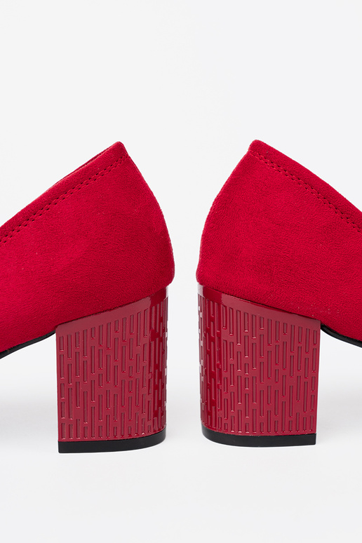 Eleganta stila puszābaki na ozdobnym słupku