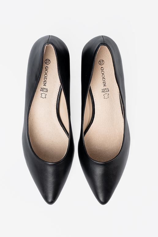 melnas krāsas puszābaki na efektoInnym słupku