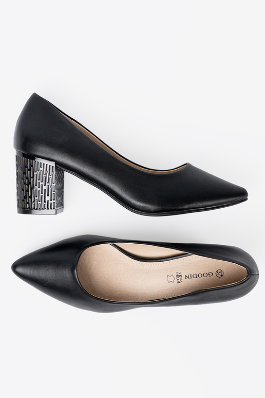 melnas krāsas puszābaki na efektoInnym słupku