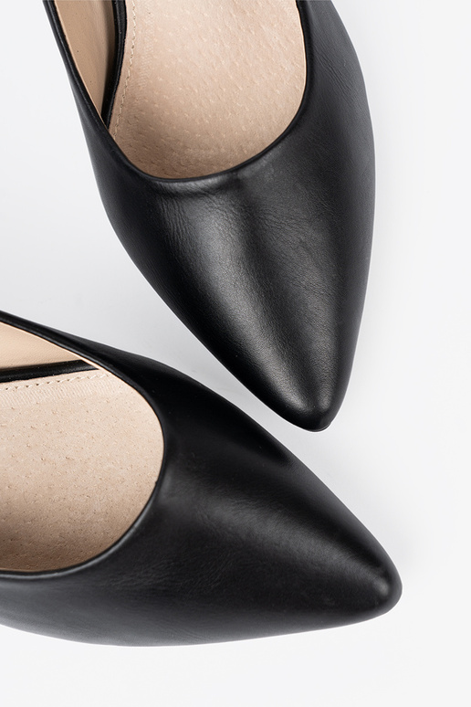 melnas krāsas puszābaki na efektoInnym słupku