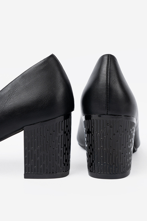 melnas krāsas puszābaki na efektoInnym słupku