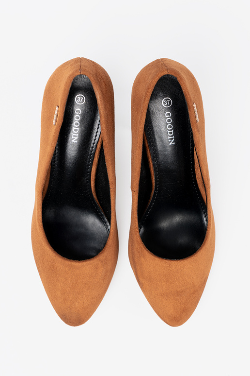 brūnas krāsas puszābaki uz melna staba