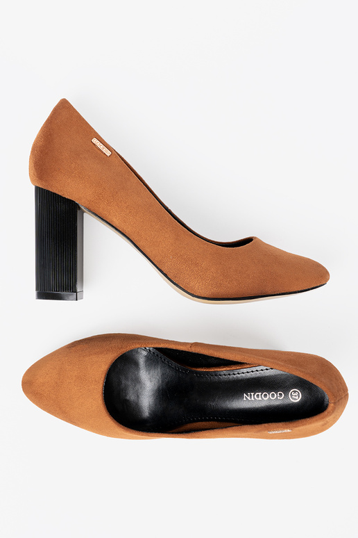 brūnas krāsas puszābaki uz melna staba