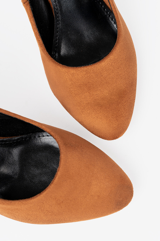 brūnas krāsas puszābaki uz melna staba