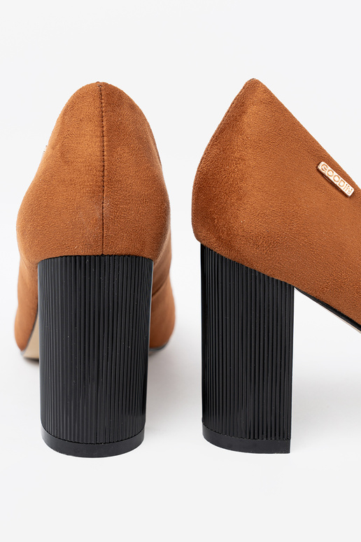 brūnas krāsas puszābaki uz melna staba