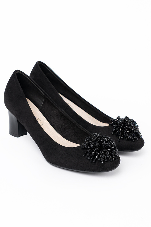 melnas krāsas puszābaki z ozdobną broszką z koralikóIn