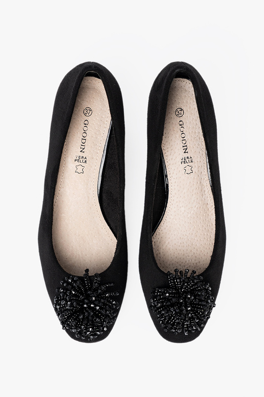 melnas krāsas puszābaki z ozdobną broszką z koralikóIn