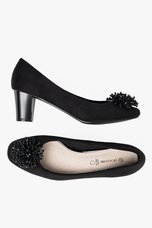 melnas krāsas puszābaki z ozdobną broszką z koralikóIn