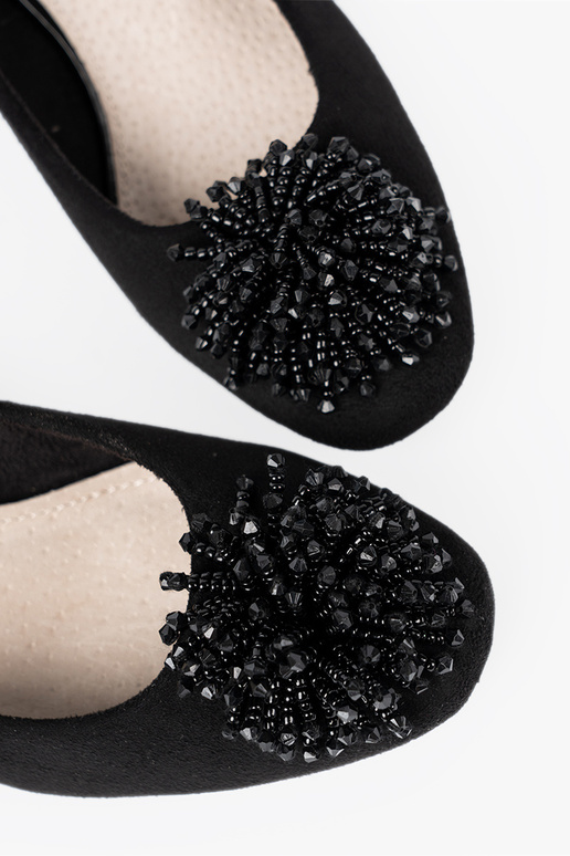 melnas krāsas puszābaki z ozdobną broszką z koralikóIn