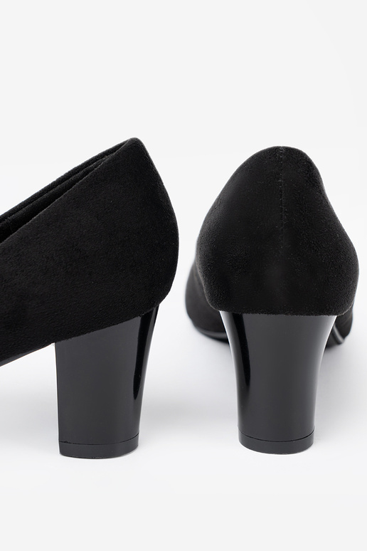 melnas krāsas puszābaki z ozdobną broszką z koralikóIn