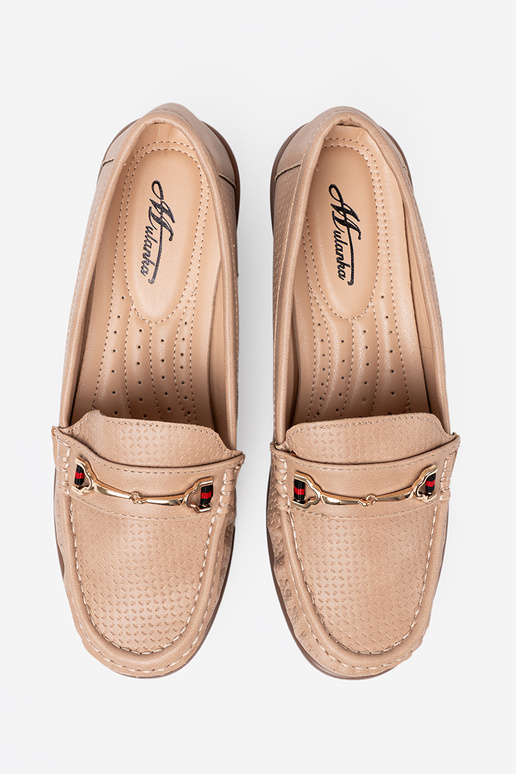 smilšu krāsas kurpes ze zeltainim zdobieniem