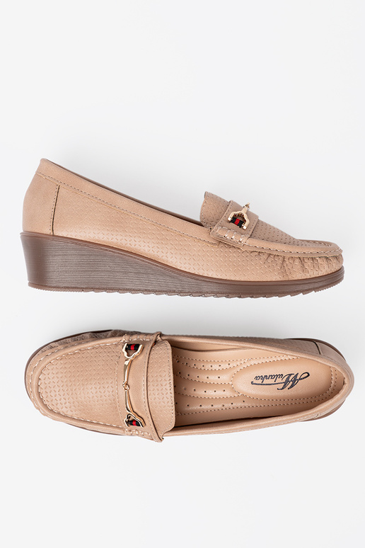 smilšu krāsas kurpes ze zeltainim zdobieniem