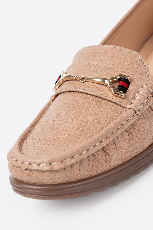 smilšu krāsas kurpes ze zeltainim zdobieniem