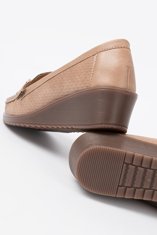 smilšu krāsas kurpes ze zeltainim zdobieniem