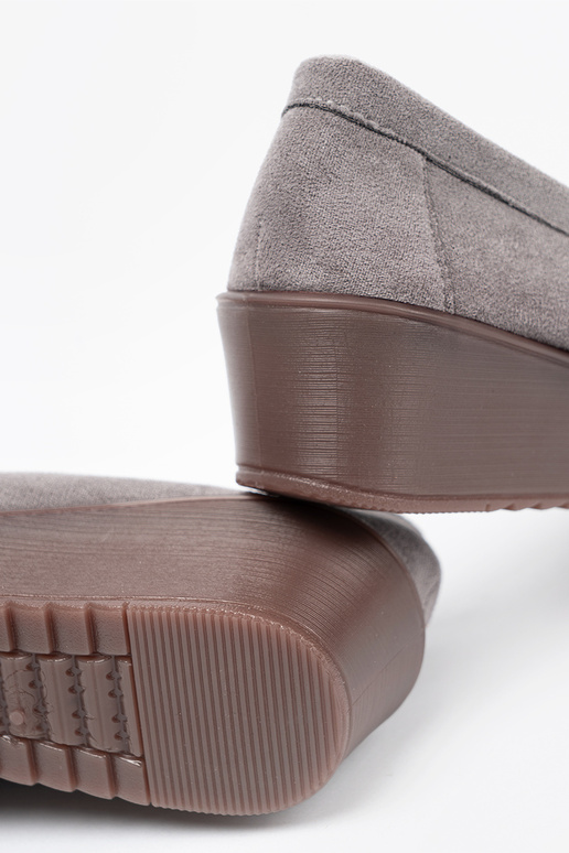 Pelēkas krāsas kurpes ar zelta detaļām