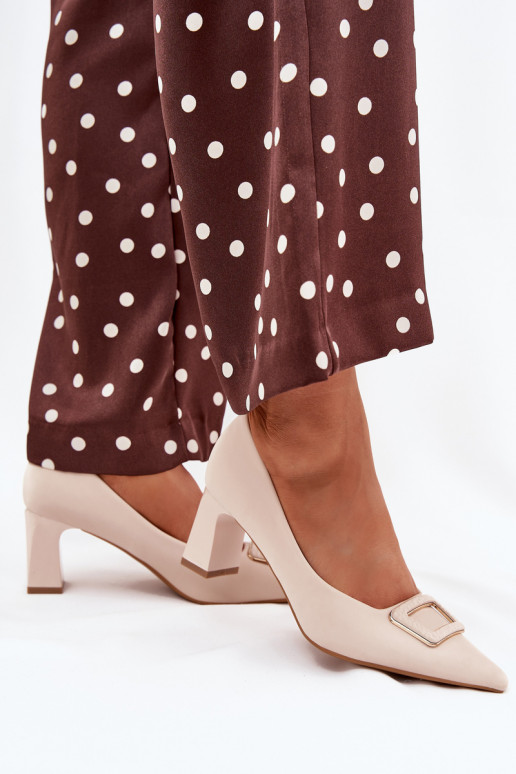 Kurpes ar papēdi dekorēti ar sprādzēm smilšu krāsas Seriva