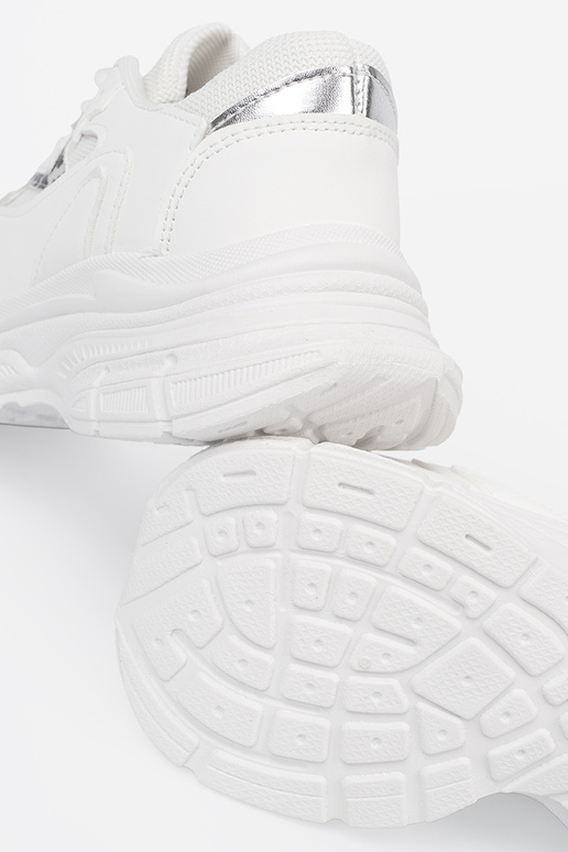 baltas krāsas sporta apavi z ozdobnym akcentem