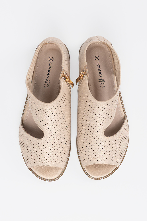 Zelta krāsas kurpes ažūra uz plakanas zoles