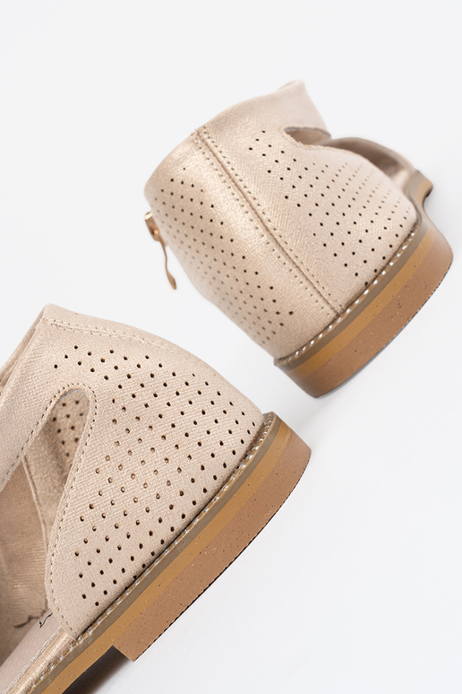 Zelta krāsas kurpes ažūra uz plakanas zoles