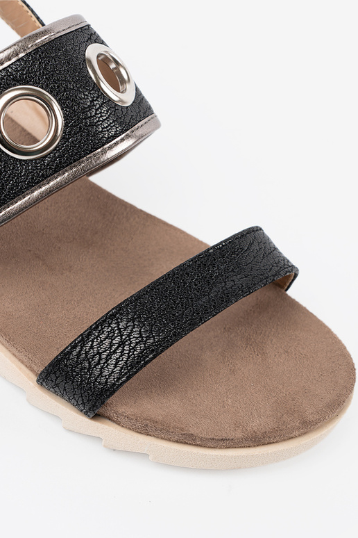 melnas krāsas kurpes z ozdobnymi metaloInymi kółkami