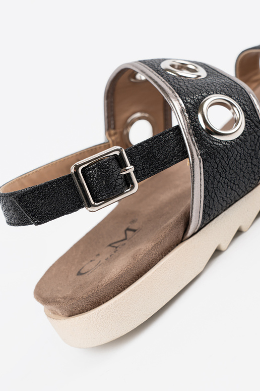 melnas krāsas kurpes z ozdobnymi metaloInymi kółkami