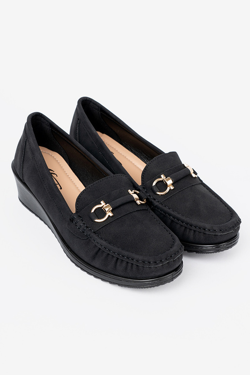 melnas krāsas kurpes uz ķīļa ar dekorāciju