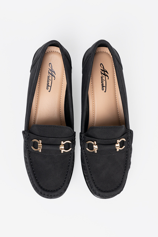 melnas krāsas kurpes uz ķīļa ar dekorāciju