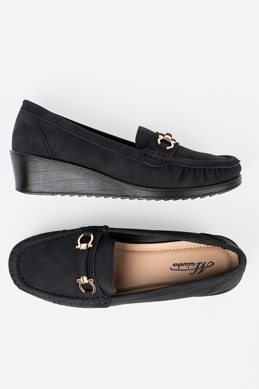 melnas krāsas kurpes uz ķīļa ar dekorāciju