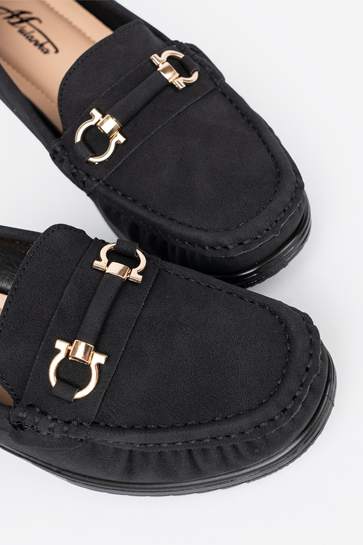 melnas krāsas kurpes uz ķīļa ar dekorāciju