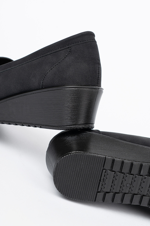 melnas krāsas kurpes uz ķīļa ar dekorāciju