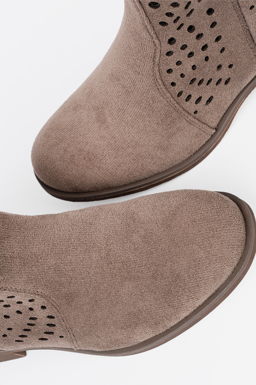 smilšu krāsas zābaki ažūra In koInbojskim stylu