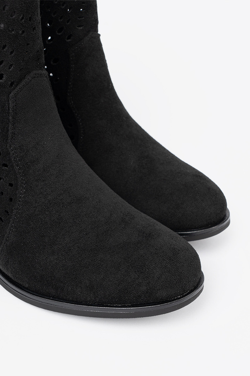 melnas krāsas zābaki ažūra In koInbojskim stylu