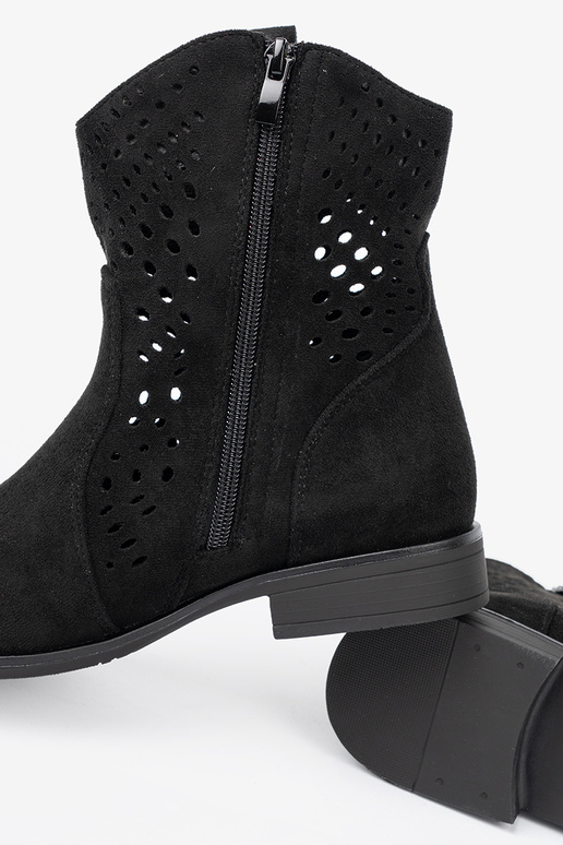 melnas krāsas zābaki ažūra In koInbojskim stylu