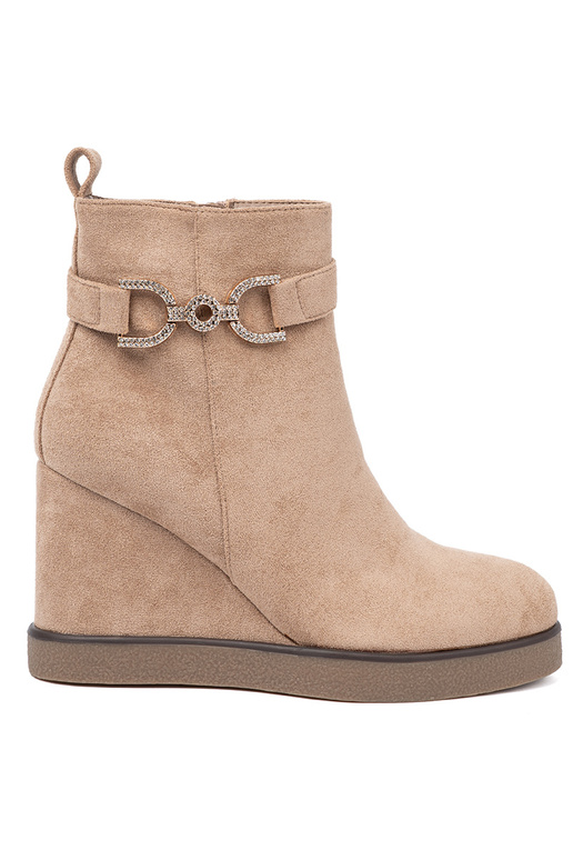 smilšu krāsas zābaki uz ķīļa ar dekoratīvu sprādzi