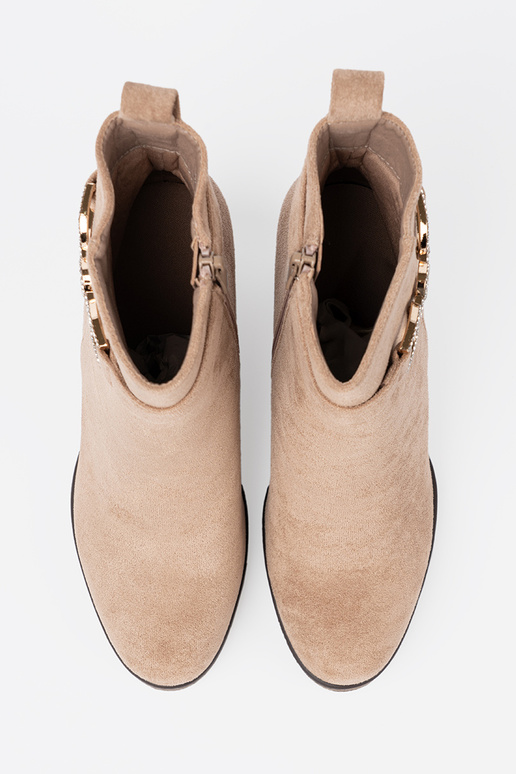 smilšu krāsas zābaki uz ķīļa ar dekoratīvu sprādzi