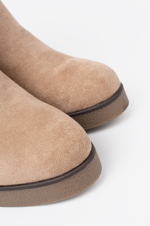 smilšu krāsas zābaki uz ķīļa ar dekoratīvu sprādzi