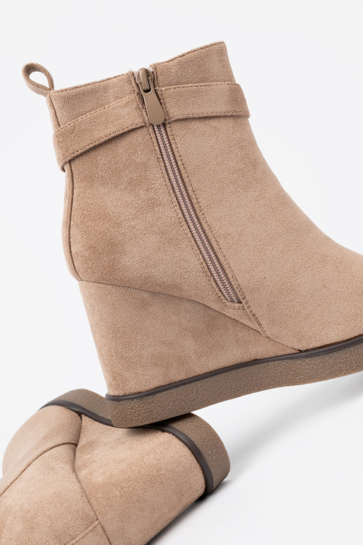 smilšu krāsas zābaki uz ķīļa ar dekoratīvu sprādzi