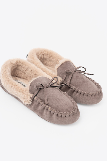 smilšu krāsas kapcie ar loku i puszystym Innętrzem typu mokasīni