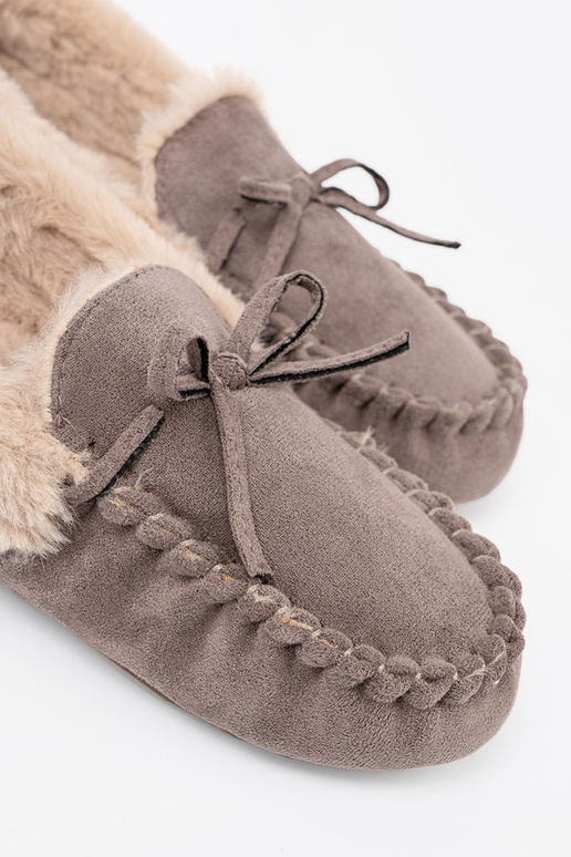 smilšu krāsas kapcie ar loku i puszystym Innętrzem typu mokasīni
